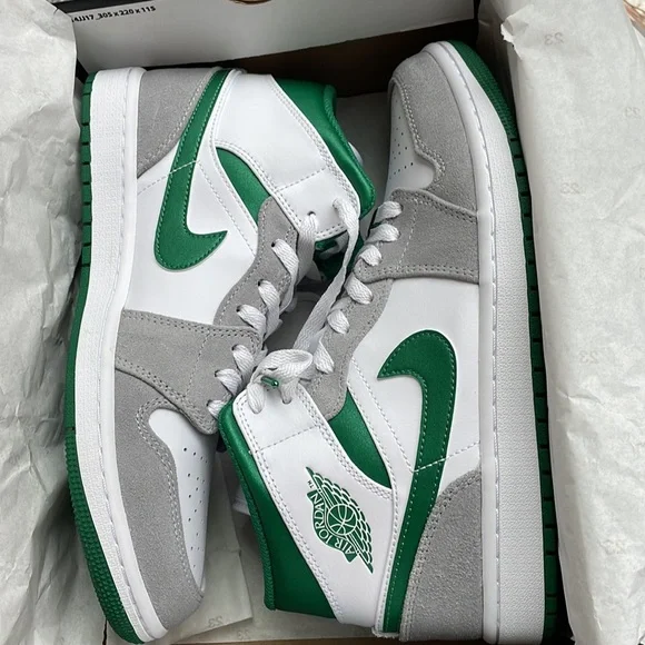 Air Jordan 1Mid SE